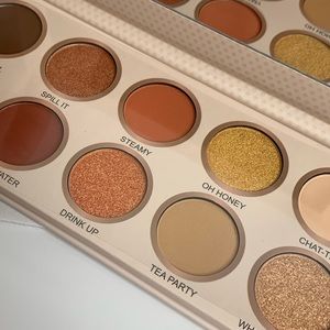 Woman Beautiful neutral colors eyeshadow pallete